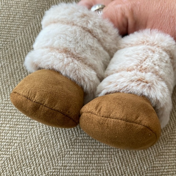 Infant Faux Fur Soft Sole Booties. Tan Brown W/Cream Colored Fur. Size 3-6 M. - Picture 11 of 12